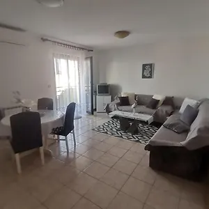 apartments-petrica-malinska.primorje-gorskikotar.com/